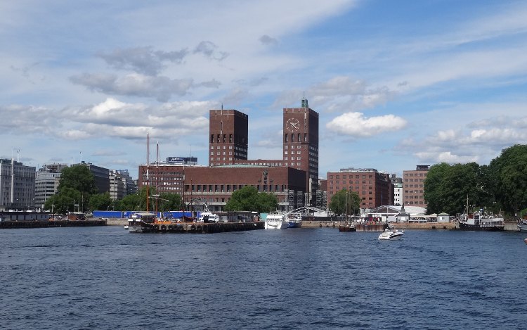 Oslo: Skyline der Stadt mit Rathaus
