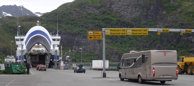 Ankunft der Lofoten Fähre Bodø - Moskenes