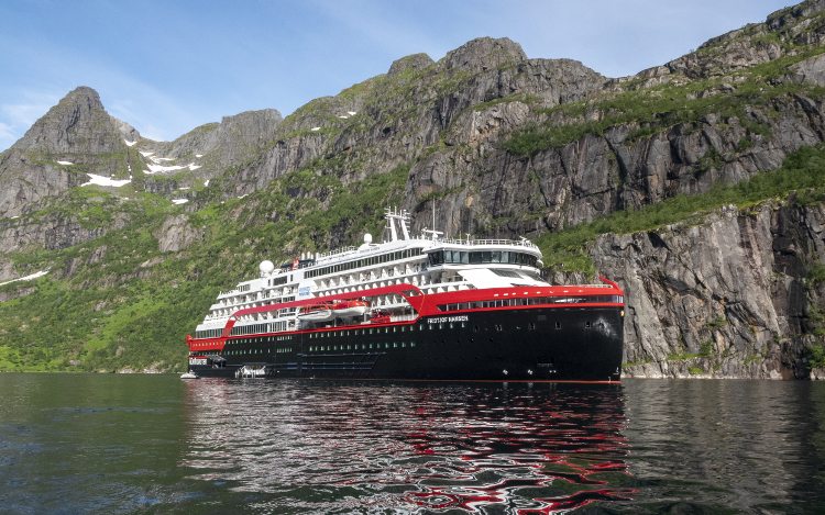 Hurtigruten: Postschiff im Fjord